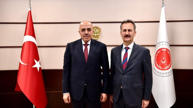 Στην τουρκική αμυντική βιομηχανία ο αρχηγός των Αιγυπτιακών ΕΔ