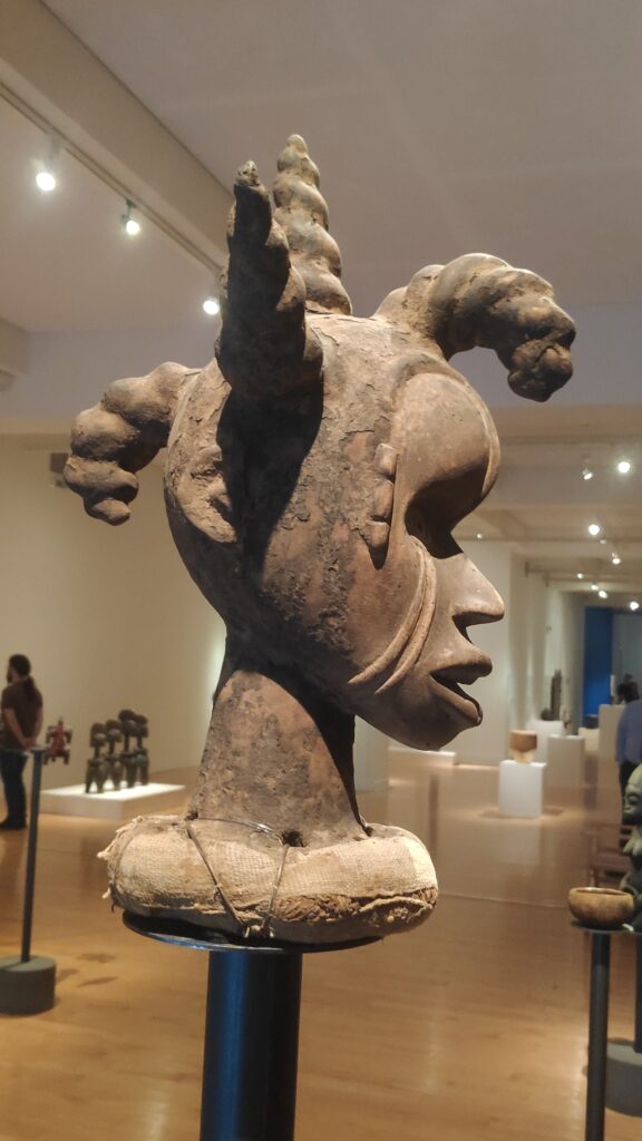 Η πρώτη κόμμωση για τα σγουρά μαλλιά των Αφρικανών που στις μέρες μας μετεξελίχθηκε με πολύ φαντασία.