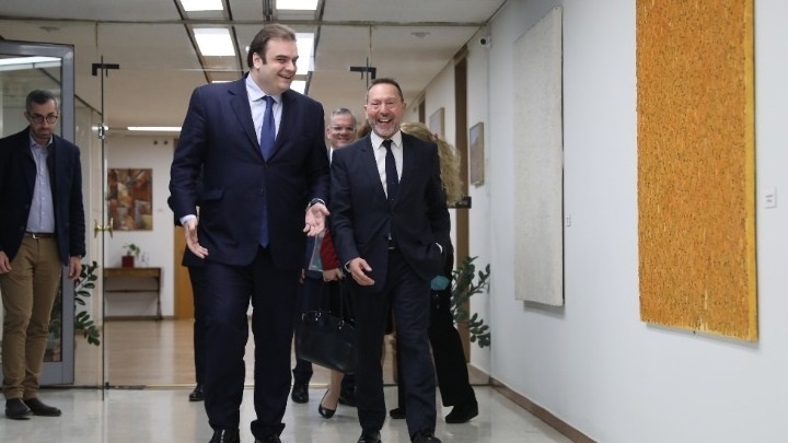 Σύσκεψη Πιερρακάκη-Στουρνάρα: Ψήφος εμπιστοσύνης στην ελληνική οικονομία η συμφωνία UniCredit- Alpha Βank