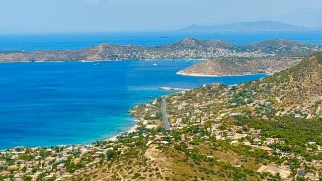 Ποιοι ξένοι αγοράζουν ακίνητα στις παραλίες της Αθήνας