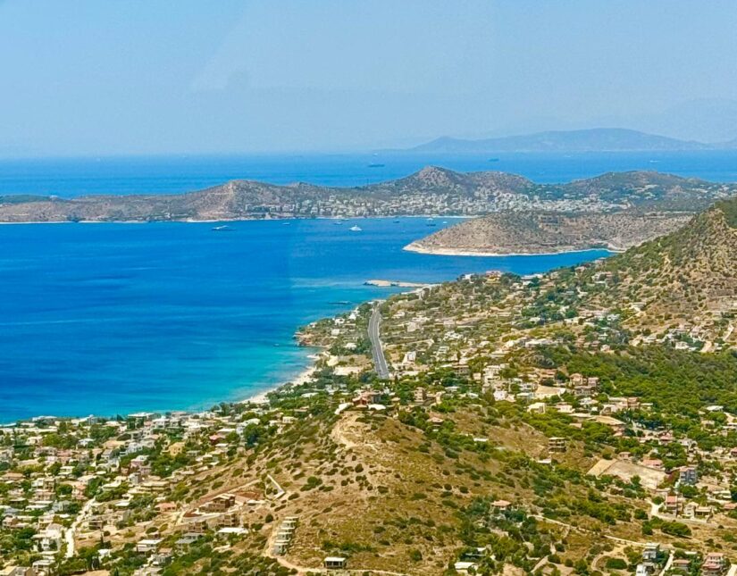 Ποιοι ξένοι αγοράζουν ακίνητα στις παραλίες της Αθήνας