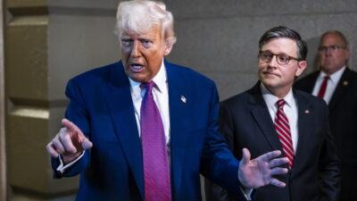 Δύσπιστο το Ιράν στην παράταση – Τραμπ: Καταρρέουν οικονομικά – Πλήγμα σε ελληνόκτητο πλοίο