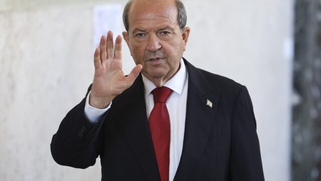 Φωνάζει ο κλέφτης Τατάρ για να φοβηθεί ο νοικοκύρης, Κώστας Βενιζέλος