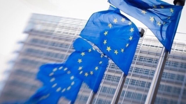 Η Κομισιόν έχασε δικαστική υπόθεση σχετικά με τα sms της φον ντερ Λάιεν για τα εμβόλια της Pfizer