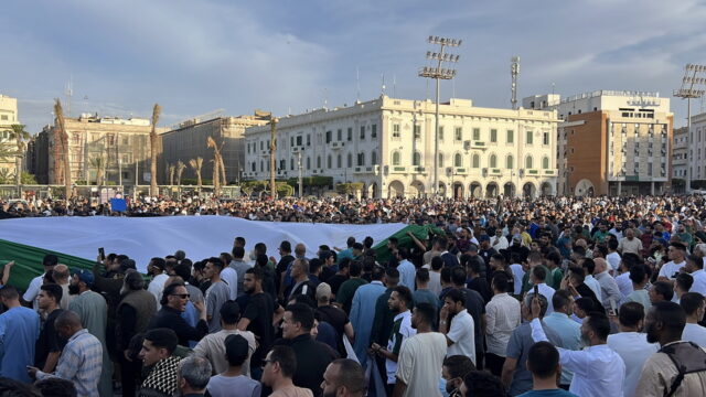 Συνεχίζονται οι ταραχές στη Λιβύη – Παραστρατιωτικοί σκότωσαν αστυνομικό
