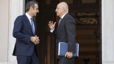 Επιλεκτικός ο κορονοϊός του Κυριάκου! – Λέτε να ασπαστεί τον Δένδια;