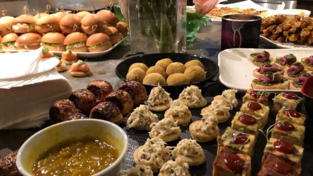 Πώς να οργανώσετε ένα υγιεινό Party χωρίς Διατροφικές Στερήσεις