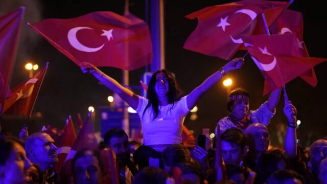 Οι νέοι ρυθμίζουν την κάλπη στην Τουρκία