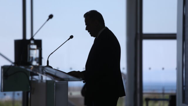 Έφαγε "ξύλο" ο Παπασταύρου από τους βουλευτές για τα οικόπεδα που έγιναν χωράφια! Κόμπρα