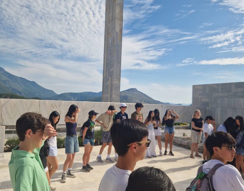 Συγκλονισμένοι φοιτητές από Καλιφόρνια στο Μαυσωλείο Διστόμου