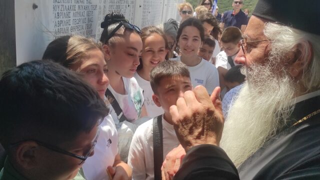 Μαθητές από το Δημοτικό Σχολείο Παραλίας Διστόμου στο Μνημόσυνο για της Σφαγή των 228 Διστομιτών