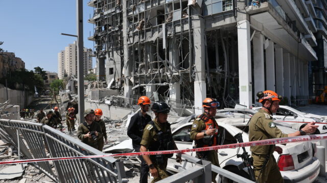 Διαρκές "σφυροκόπημα" μεταξύ Ιράν-Ισραήλ: Όλα δείχνουν εμπλοκή των ΗΠΑ - Η Τεχεράνη απειλεί με τα Στενά του Ορμούζ