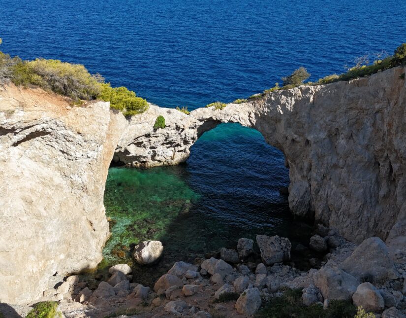 Σπηλιά της Φώκιας: Η κρυμμένη παραλία που δεν την βλέπει ποτέ ο ήλιος