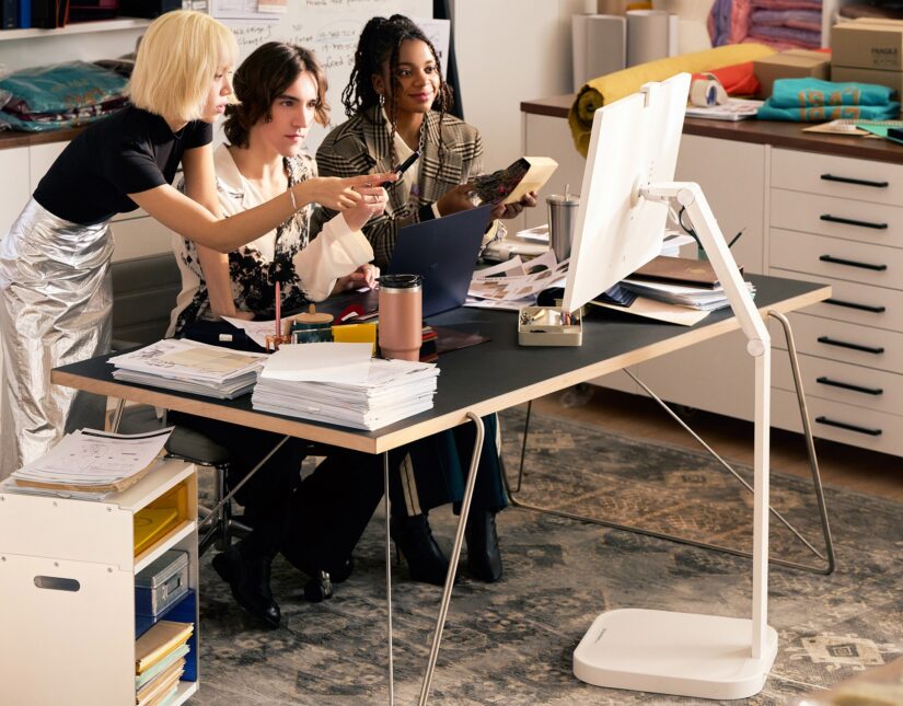 Το νέο LG Smart Monitor Swing αυξάνει την παραγωγικότητα με ευέλικτη βάση και οθόνη αφής