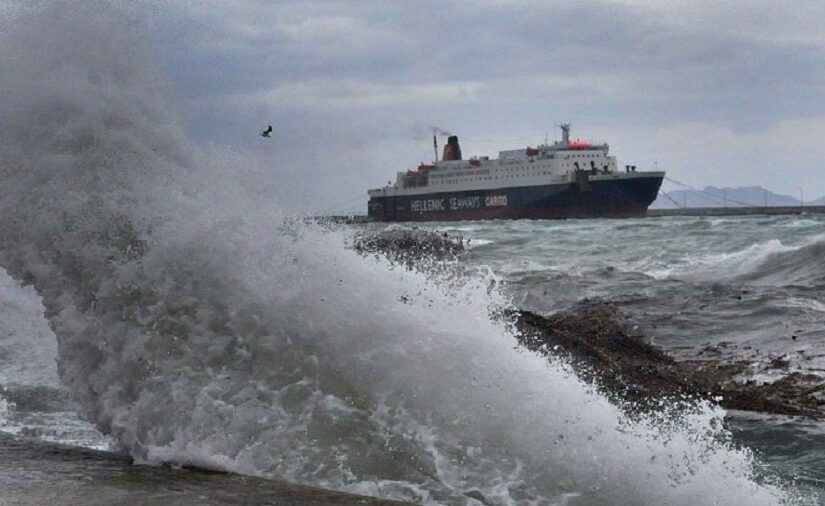 Σε ισχύ το απαγορευτικό απόπλου σε Αττική – Τροποποιήσεις και ακυρώσεις δρομολογίων λόγω ισχυρών ανέμων