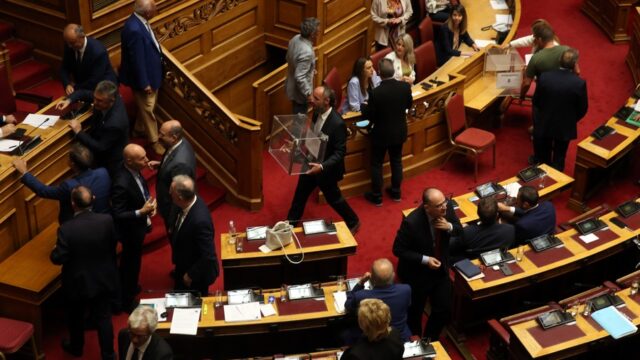 Προανακριτική: Σε εξέλιξη η μαραθώνια ψηφοφορία – Εκρηκτική σύγκρουση – Ποιοι απέχουν