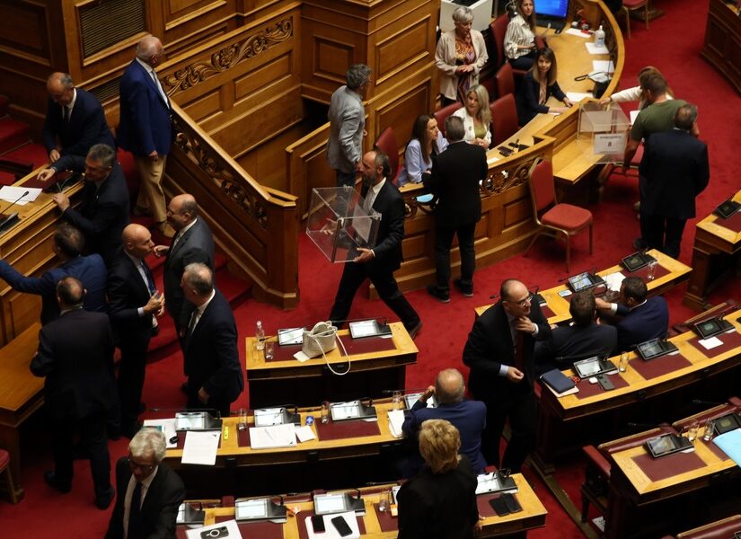 Προανακριτική: Σε εξέλιξη η μαραθώνια ψηφοφορία – Εκρηκτική σύγκρουση – Ποιοι απέχουν