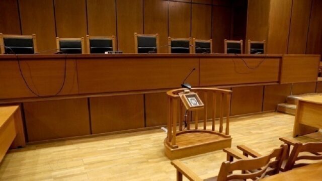 Χάος στη δίκη για το φόνο της Γρίβα έξω από το ΑΤ – Μπουκάλι με νερό πέταξε ένας δικηγόρος στον άλλον