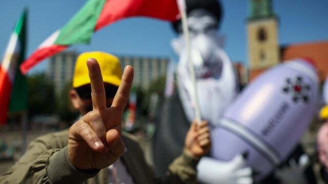 Συμφέρει την Ελλάδα η επίθεση του Ισραήλ στο Ιράν; Κώστας Κόλμερ