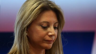 Καρυστιανού: Η κυβέρνηση προσφέρει ψίχουλα στους αφανισμένους αγρότες – Αιτία του κακού το άρθρο που προστατεύει τους πολιτικούς