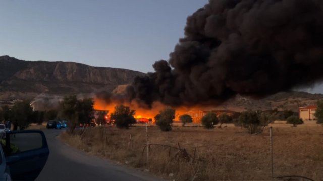 Φωτιά σε εργοστάσιο στα Μέγαρα: Αποπνικτική η ατμόσφαιρα από τους καπνούς
