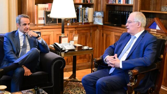 Μητσοτάκης σε Τασούλα: Πλοία του Πολεμικού Ναυτικού έξω από τη Λιβύη