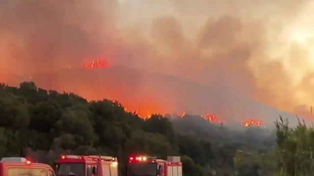 Μεγάλη πυρκαγιά στην Παλαιοπαναγιά Ναυπάκτου – Μήνυμα του 112 για εκκένωση