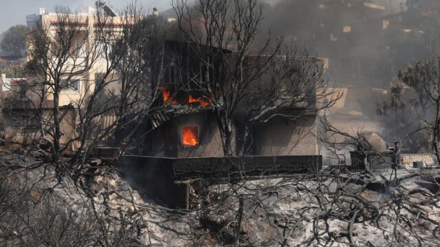 Σε ύφεση η πυρκαγιά στο Θυμάρι – Κάηκαν σπίτια – Επιχειρεί για αναζοπυρώσεις η Πυροσβεστική