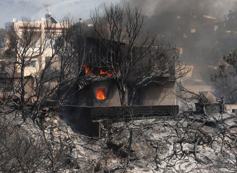 Καταστροφές από την πυρκαγιά στο Θυμάρι – Σε ετοιμότητα σκάφη του Λιμενικού