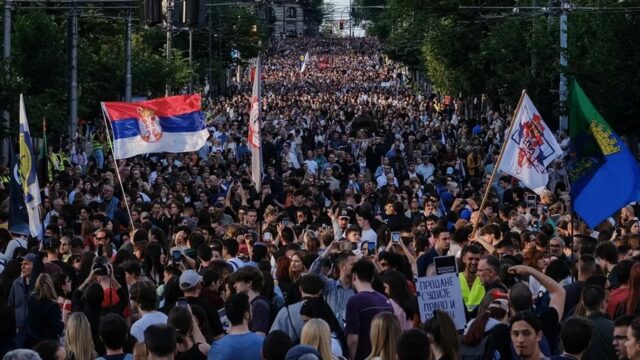 Σερβία: Διαδηλώσεις φοιτητών με αίτημα την προκήρυξη βουλευτικών εκλογών