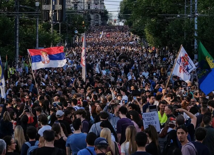 Σερβία: Διαδηλώσεις φοιτητών με αίτημα την προκήρυξη βουλευτικών εκλογών
