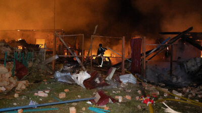 Τέσσερις νεκροί, ανάμεσά τους 3 μικρά παιδιά, σε ρωσικό πλήγμα στο Χάρκοβο