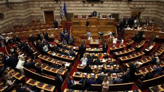 Στην Βουλή δικογραφία για τον ΟΠΕΚΕΠΕ με ονόματα υπουργών – Παραπομπή Καραμανλή για τα Τέμπη
