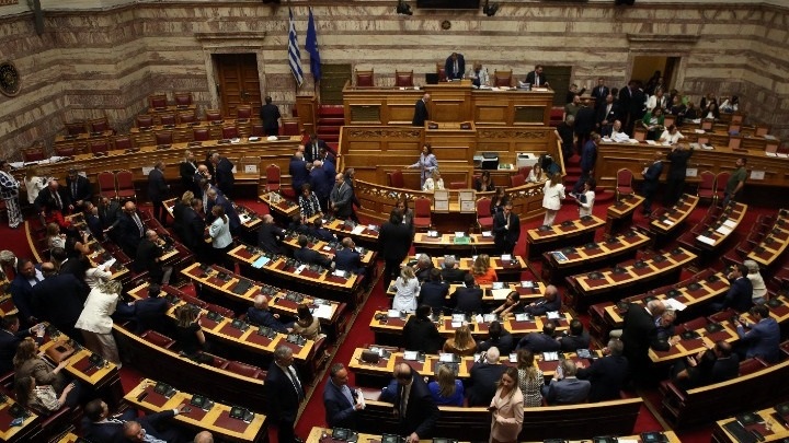 Με 154 ψήφους πέρασε η πρόταση για την προανακριτική Καραμανλή έπειτα από θυελλώδη συνεδρίαση