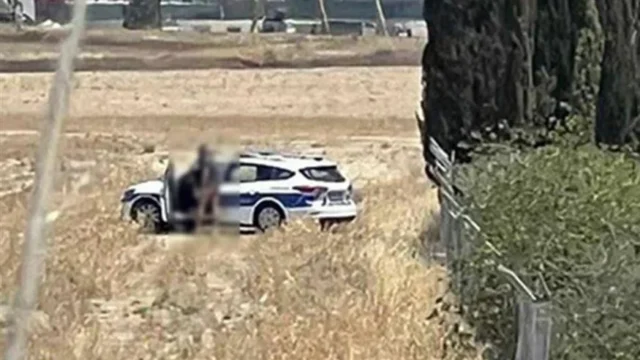Σε διαθεσιμότητα οι αστυνομικοί που συνευρέθηκαν σε περιπολικό