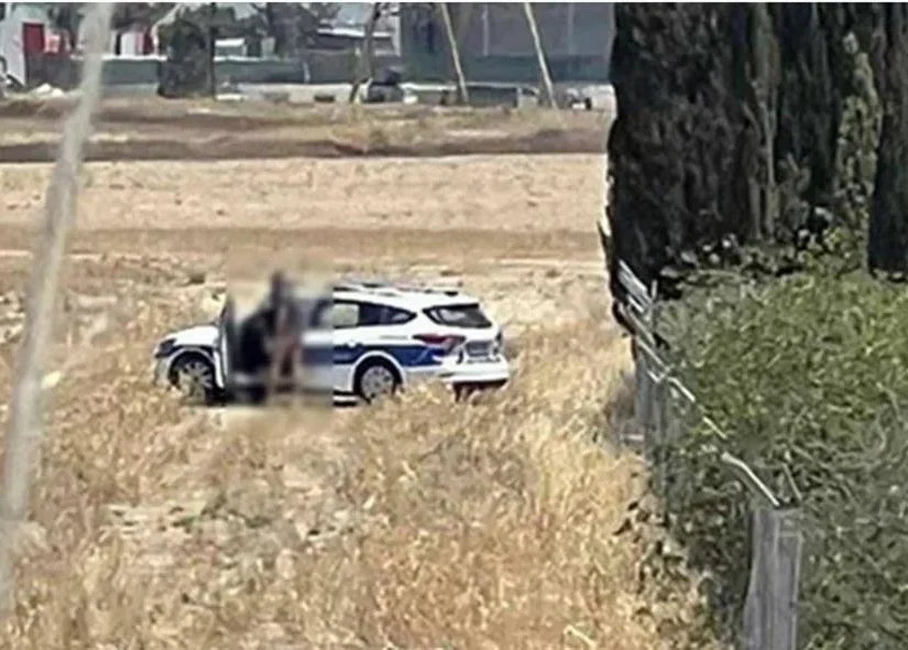 Σε διαθεσιμότητα οι αστυνομικοί που συνευρέθηκαν σε περιπολικό