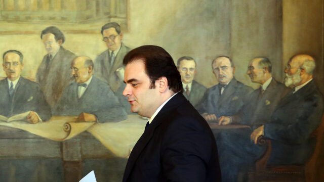 Μετά τη φορολογική λαίλαπα έπιασε τον Μητσοτάκη ο πόνος για τη μεσαία τάξη!
