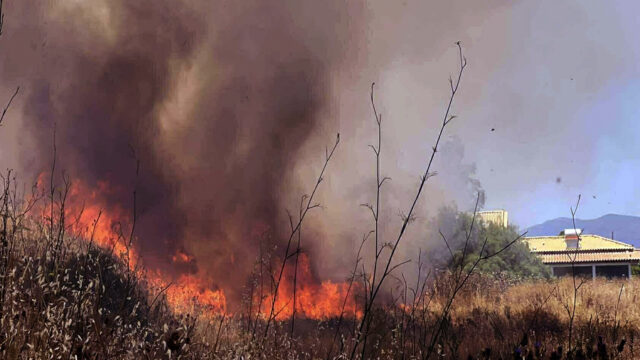 Φωτιά στη Σητεία – Μεγάλη κινητοποίηση της Πυροσβεστικής