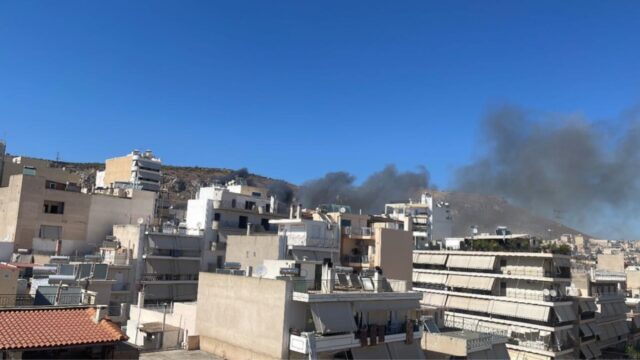 Φωτιά στο Κερατσίνι πάνω από τη Γρηγορίου Λαμπράκη (βίντεο)
