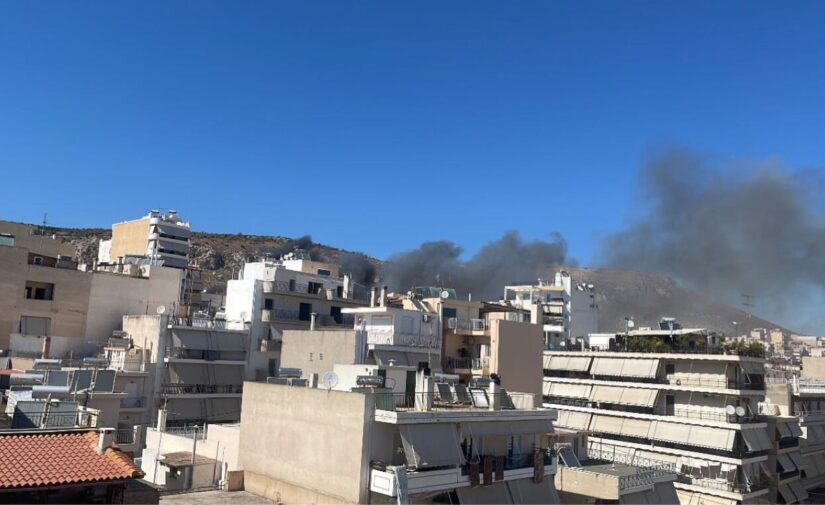 Φωτιά στο Κερατσίνι πάνω από τη Γρηγορίου Λαμπράκη (βίντεο)