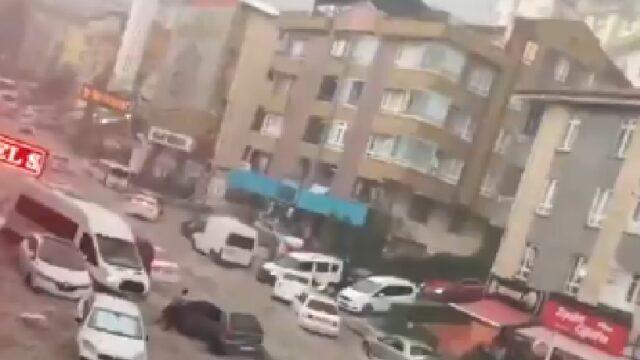 Σφοδρές βροχές στην Άγκυρα, παρασύρθηκαν οχήματα