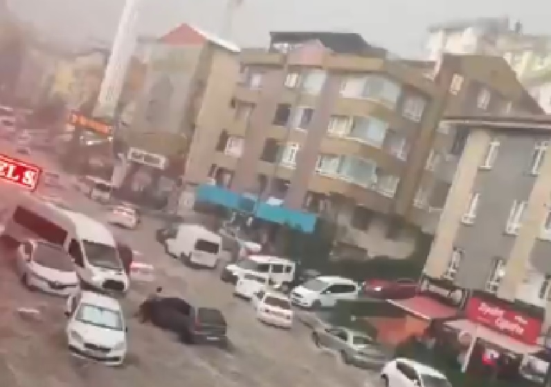 Σφοδρές βροχές στην Άγκυρα, παρασύρθηκαν οχήματα