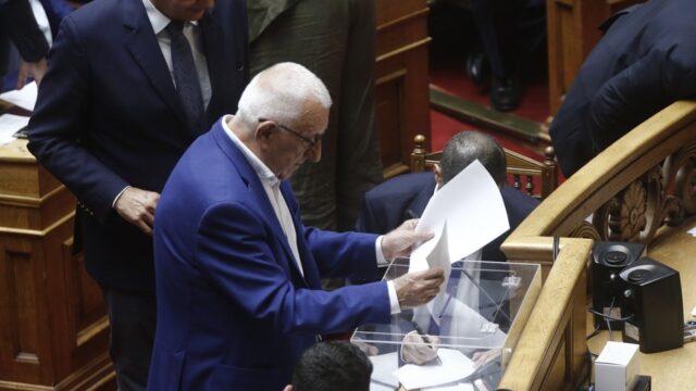 Σε εξέλιξη η ψηφοφορία για την παραπομπή Καραμανλή – Εκρηκτική συζήτηση με επεισόδια και τραγούδια! (video)