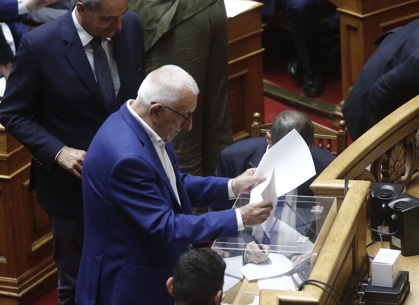 Σε εξέλιξη η ψηφοφορία για την παραπομπή Καραμανλή – Εκρηκτική συζήτηση με επεισόδια και τραγούδια! (video)