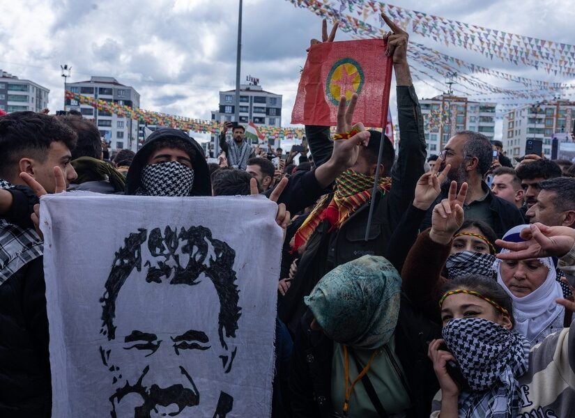 Κρίσιμη βδομάδα για τον αφοπλισμό του PKK – Πώς θα γίνει η διαδικασία(στην φωτογραφία ο Οτσαλάν) Βάνα Στέλλου
