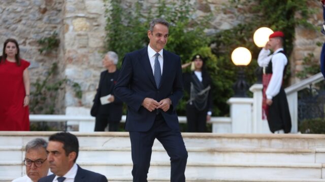 Θρηνωδίες για την Κύπρο και πανηγυρισμοί για την αποκατάσταση της Δημοκρατίας... Πέτρος Πιζάνιας