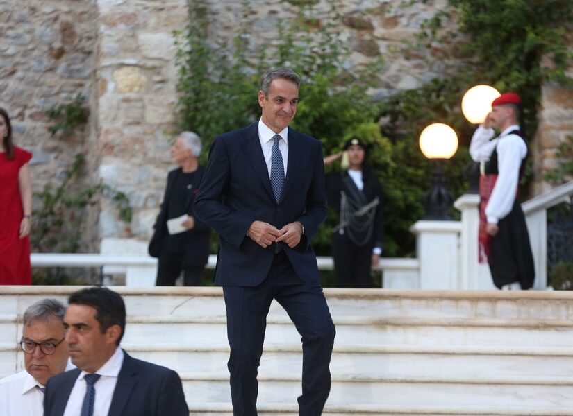 Θρηνωδίες για την Κύπρο και πανηγυρισμοί για την αποκατάσταση της Δημοκρατίας... Πέτρος Πιζάνιας