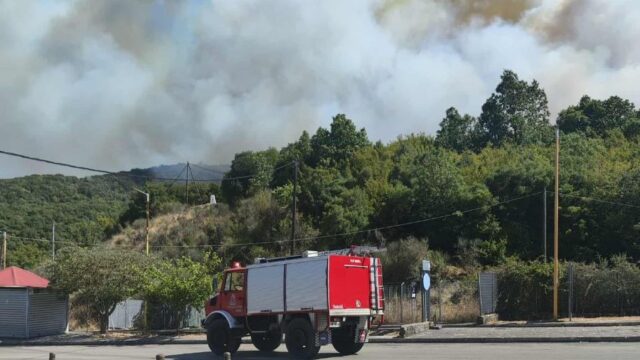Μεγάλη φωτιά στην Κακαβιά – Εκκενώνονται οικισμοί στα Ιωάννινα