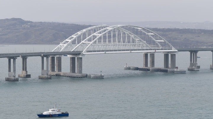 Απειλήθηκε η γέφυρα της Κριμαίας και σταμάτησε για μία ώρα η διέλευση