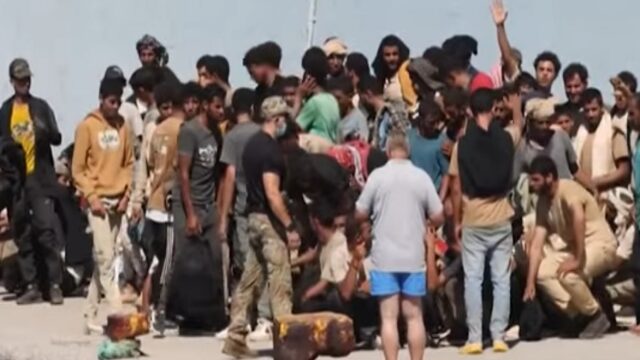 Καραβιές μεταναστών κατακλύζουν την Κρήτη
